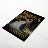 Dark Photo Editorial Magazine Elegant Wedding Gold Folie Uitnodiging (Gedraaid)