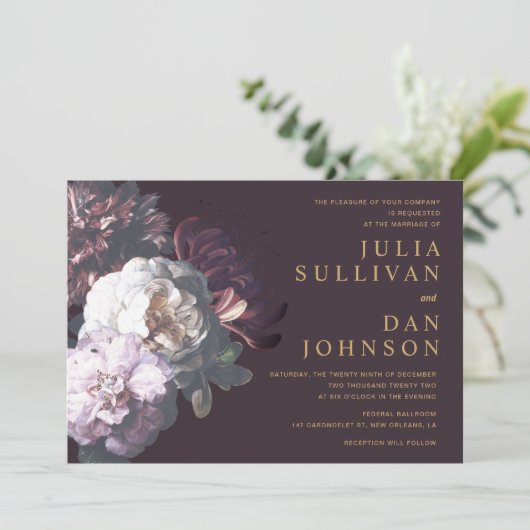 Dark Plum Paarse Moody Floral Wedding Invitation Kaart (Staand voorkant)