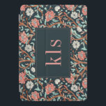 Dark Poppy William Morris Monogram iPad Pro Cover<br><div class="desc">Dit eenvoudige maar elegante ontwerp heeft een donker,  elegant,  door William Morris geïnspireerd roze en aqua bloemig wandtapijtpatroon. Bescherm uw tablet in stijl. Voeg een naam toe om het te personaliseren. Een mooi kerst- of Moederdag-cadeau. Creëer door Simply Farmhouse Press.</div>