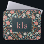 Dark Poppy William Morris Monogram Laptop Sleeve<br><div class="desc">Dit eenvoudige maar elegante ontwerp heeft een donker,  elegant,  door William Morris geïnspireerd roze en aqua bloemig wandtapijtpatroon. Bescherm uw laptop of tablet in stijl. Voeg een naam toe om het te personaliseren. Een mooi kerst- of Moederdag-cadeau. Creëer door Simply Farmhouse Press.</div>