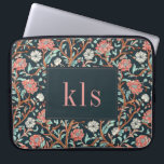 Dark Poppy William Morris Monogram Laptop Sleeve<br><div class="desc">Dit eenvoudige maar elegante ontwerp heeft een donker,  elegant,  door William Morris geïnspireerd roze en aqua bloemig wandtapijtpatroon. Bescherm uw laptop of tablet in stijl. Voeg een naam toe om het te personaliseren. Een mooi kerst- of Moederdag-cadeau. Creëer door Simply Farmhouse Press.</div>