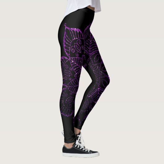 Dark Raspberry Faux Glitter Mandala op Black Leggings (Rechts)