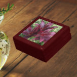 Dark Red Asiatic Lilies Floral Cadeaudoosje<br><div class="desc">Winkelinkten,  sieraden en andere kleine keepenkoeken in deze houten cadeaudoos met keramische tegels die voorzien zijn van een foto-afbeelding van donkerrode aslijmen tegen een achtergrond van groene Sedum-planten. Een mooi,  bloemetjesontwerp! Selecteer de grootte en kleur van het cadeauvakje.</div>