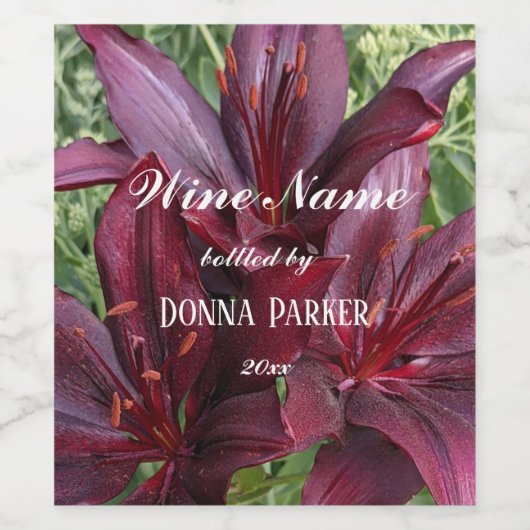 Dark Red Asiatic Lilies Foto gepersonaliseerd Wijn Etiket (Enkel label)
