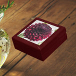 Dark Red Dahlia Bloom Floral Cadeaudoosje<br><div class="desc">Winkelinkten,  sieraden en andere kleine keepenkoeken in deze houten cadeaudoos met keramische tegel die voorzien is van het foto-afbeelding van een prachtig,  donkerrood Dahlia-bloem. Een mooi,  bloemetjesontwerp! Selecteer de grootte en kleur van het cadeauvakje.</div>