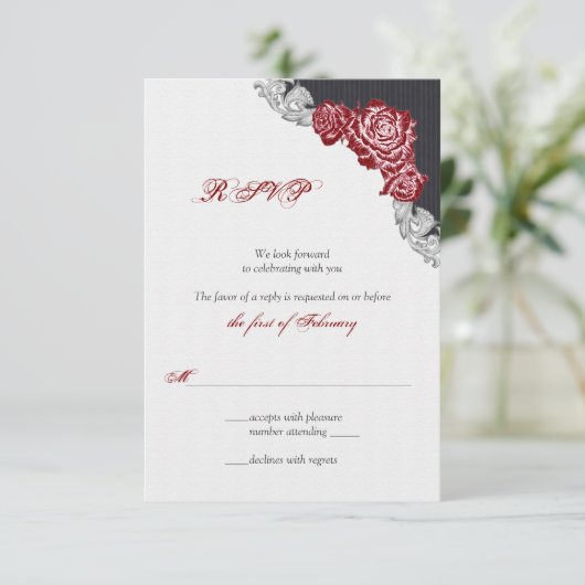 Dark Red Rose Wedding RSVP Kaart (Staand voorkant)
