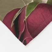 Dark Red Roses With Faded Green Leaves Fleece Deken (Hoek)