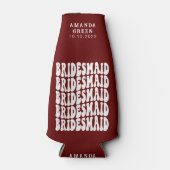 Dark Red Trendy Boho Retro Persoonlijke Bridesmaid Flesjeskoeler (Voorkant)