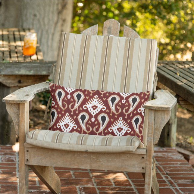 Dark Terracotta Red Taupe Brown Ikat Tribal Art Buitenkussen (Stoel)