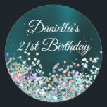 Dark Turquoise Folie Holo Glitter 21st Birthday Ronde Sticker<br><div class="desc">Creëer je eigen fancy monogram stijlvolle mijlpaal 21-jarig jubileum verzegelde stickers voor haar. Op de achtergrond bevindt zich een donkergrijs glazuur met een donkere turquoise en een blauwgroen ombre folie digitale kunst. Pas de doopvontkleur of de stijl aan. Langs de bodem zie je een meerkleurige regenboogstrijk met faux glitter glam....</div>