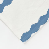 Dark Wedgewood Blue Scallops op White Fleece Deken (Hoek)