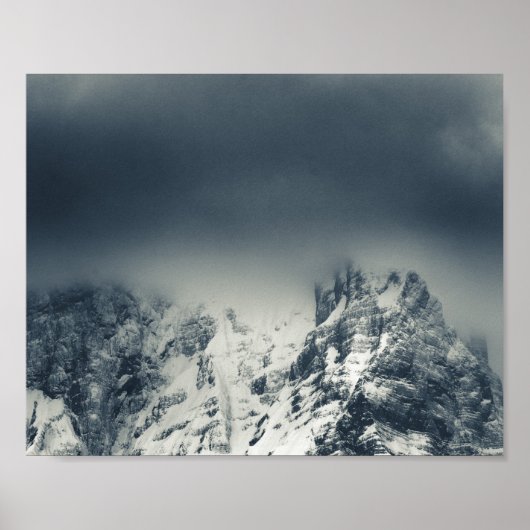 Darkness en wolken over de bergen poster (Voorkant)