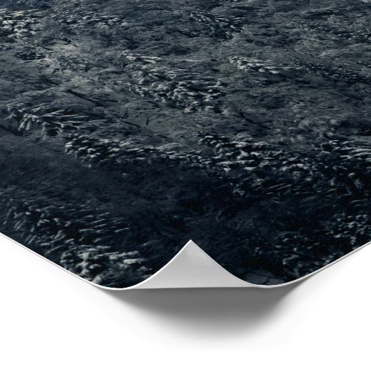 Darkness en zon over het sneeuwsparsbos poster (Hoek)