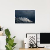 Darkness en zon over het sneeuwsparsbos poster (Thuiskantoor)