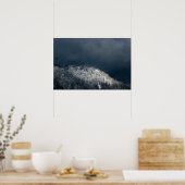 Darkness en zon over het sneeuwsparsbos poster (Keuken)