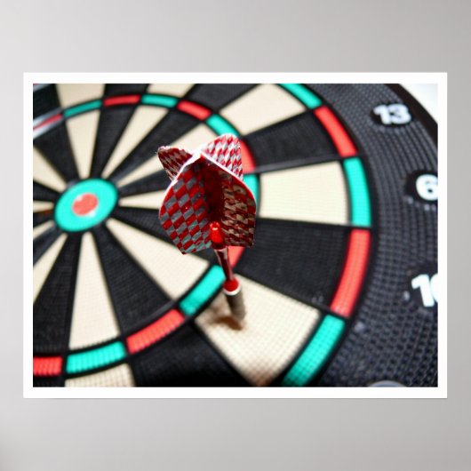 Dart in Dartboard Poster (Voorkant)