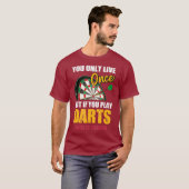 Dart je leeft maar één keer, maar je speelt eenmaa t-shirt (Voorkant volledig)