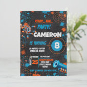 Dart Party Birthday Invitation | Dart-Pistool Kaart (Staand voorkant)