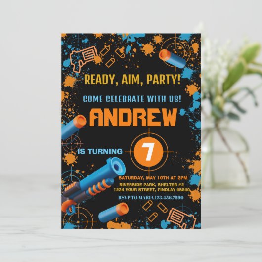 Dart Party Birthday Invitation | Dart-Pistool Kaart (Staand voorkant)