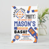 Dart Party Verjaardagsuitnodiging Dart Pistool Uit Kaart (Staand voorkant)