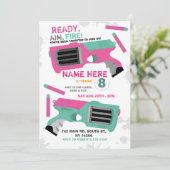 Dart Pistool Fun Aim Shoot Girls Birthday Uitnodig Kaart (Staand voorkant)