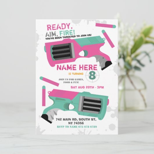 Dart Pistool Fun Aim Shoot Girls Birthday Uitnodig Kaart (Staand voorkant)