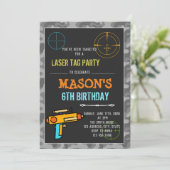 Dart pistool laser label verjaardaguitnodiging kaart (Staand voorkant)