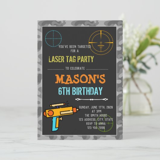 Dart pistool laser label verjaardaguitnodiging kaart (Staand voorkant)