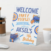 Dart Pistool WelkomstPoster | Dart Party Reclamebord Met Voetstuk (Insitu)