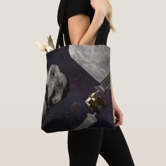 DART-ruimteschip en de Liciacube vóór de botsing Tote Bag (Dichtbij)