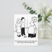 Dartboard in de slaapkamer. Funny Cartoon Briefkaart (Staand voorkant)