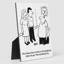 Dartboard in de slaapkamer. Funny Cartoon