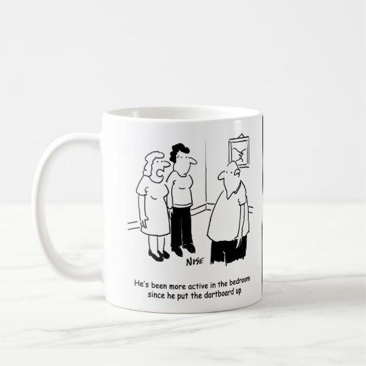 Dartboard in de slaapkamer. Funny Cartoon Koffiemok (Links)