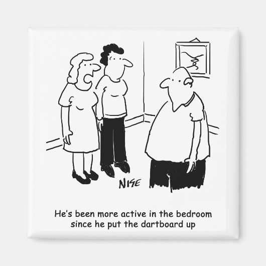 Dartboard in de slaapkamer. Funny Cartoon Magneet (Voorkant)