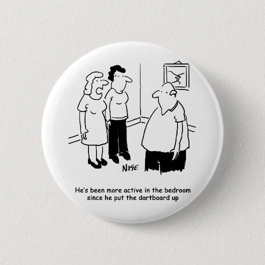 Dartboard in de slaapkamer. Funny Cartoon Ronde Button 5,7 Cm (Voorkant)