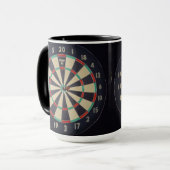 Dartboard met Dart in Bullseye Mok (Voorkant links)