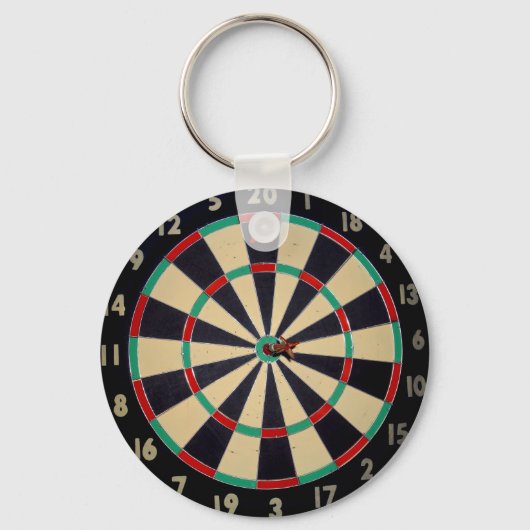 Dartboard met een Dart in Bullseye, toetsenbord Sleutelhanger (Voorkant)