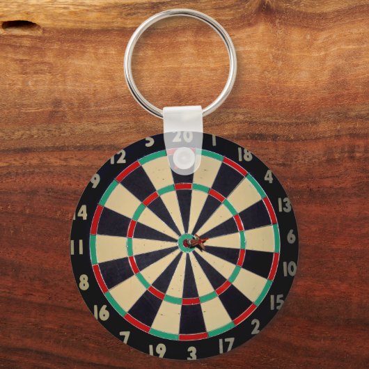 Dartboard met een Dart in Bullseye, toetsenbord Sleutelhanger (Voorkant)