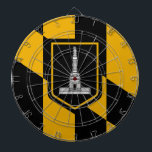 Dartboard met vlag van Baltimore City, VS Dartbord<br><div class="desc">Transformeer uw speelkamer met ons dartboard met de kenmerkende vlag van Baltimore, ontworpen voor zowel spel als citypride. Vervaardigd met hoogwaardige materialen, toont ons dartboard de vlag van Baltimore, bekend om zijn opvallende ontwerp van afwisselende zwart-gele cheques. De kleuren van de vlag zijn levendig en duurzaam, waardoor ze levendig blijven...</div>