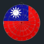 Dartboard met vlag van Taiwan Dartbord<br><div class="desc">Voeg een dynamische flair toe aan uw speelkamer met ons exclusieve dartbord met de vlag van Taiwan! Dit dartbord is gemaakt met nauwgezette aandacht voor detail en is niet alleen een functioneel item; het is een viering van het erfgoed en de culturele trots van Taiwan. Het levendige ontwerp toont prominent...</div>