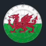 Dartboard met vlag van Wales Dartbord<br><div class="desc">Verbeter uw speelkamer met het majestueuze embleem van de Welshe trots met dit dartboard met de vlag van Wales! Vervaardigd met precisie en hoogwaardige materialen, toont dit dartboard het iconische ontwerp van de Welshe vlag - met de rode draak (Y Draig Goch) passant op een groen en wit veld. Dit...</div>