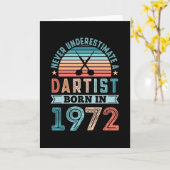 Dartist geboren in 1972 Darts 50th Birthday Retro  Kaart (Gele Bloem)