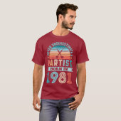 Dartist geboren in 1981 Darts 40th Birthday Retro  T-shirt (Voorkant volledig)