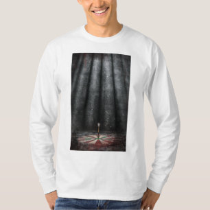 Dartpijlontwerp gecentreerd onder hoog licht t-shirt
