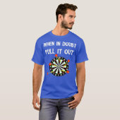 Darts bullseye bij twijfel trek het uit dart t-shirt (Voorkant volledig)