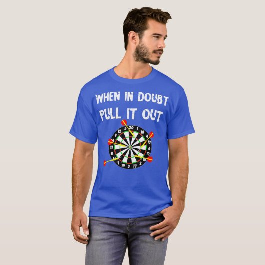 Darts bullseye bij twijfel trek het uit dart t-shirt (Voorkant volledig)