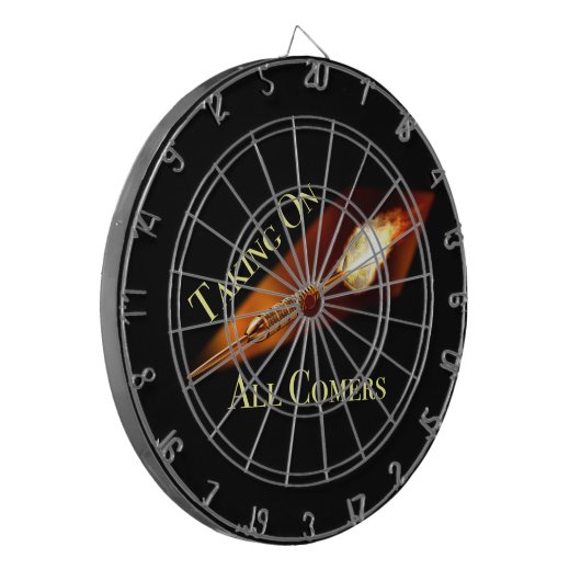 Darts Champion neemt alle komers over Dartbord (Voorkant Links)