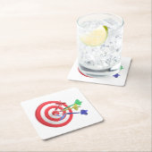 Darts die het midden van dartboard raken kartonnen onderzetters (Insitu)