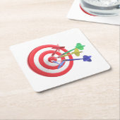 Darts die het midden van dartboard raken kartonnen onderzetters (Schuin)