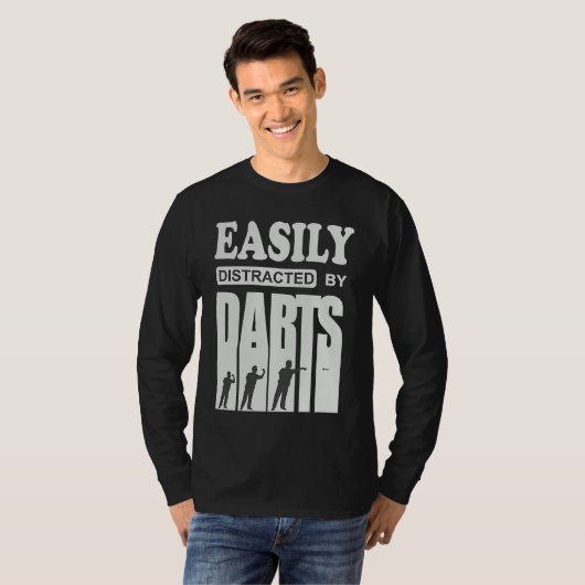 Darts player cool saying Easily distracted by dart T-shirt (Voorkant volledig)